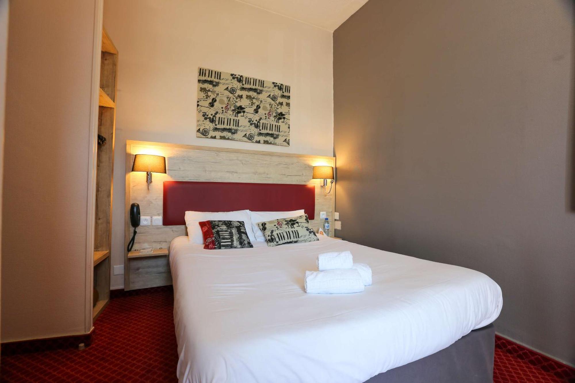 Brit Hotel Bleu Nuit Saintes Εξωτερικό φωτογραφία