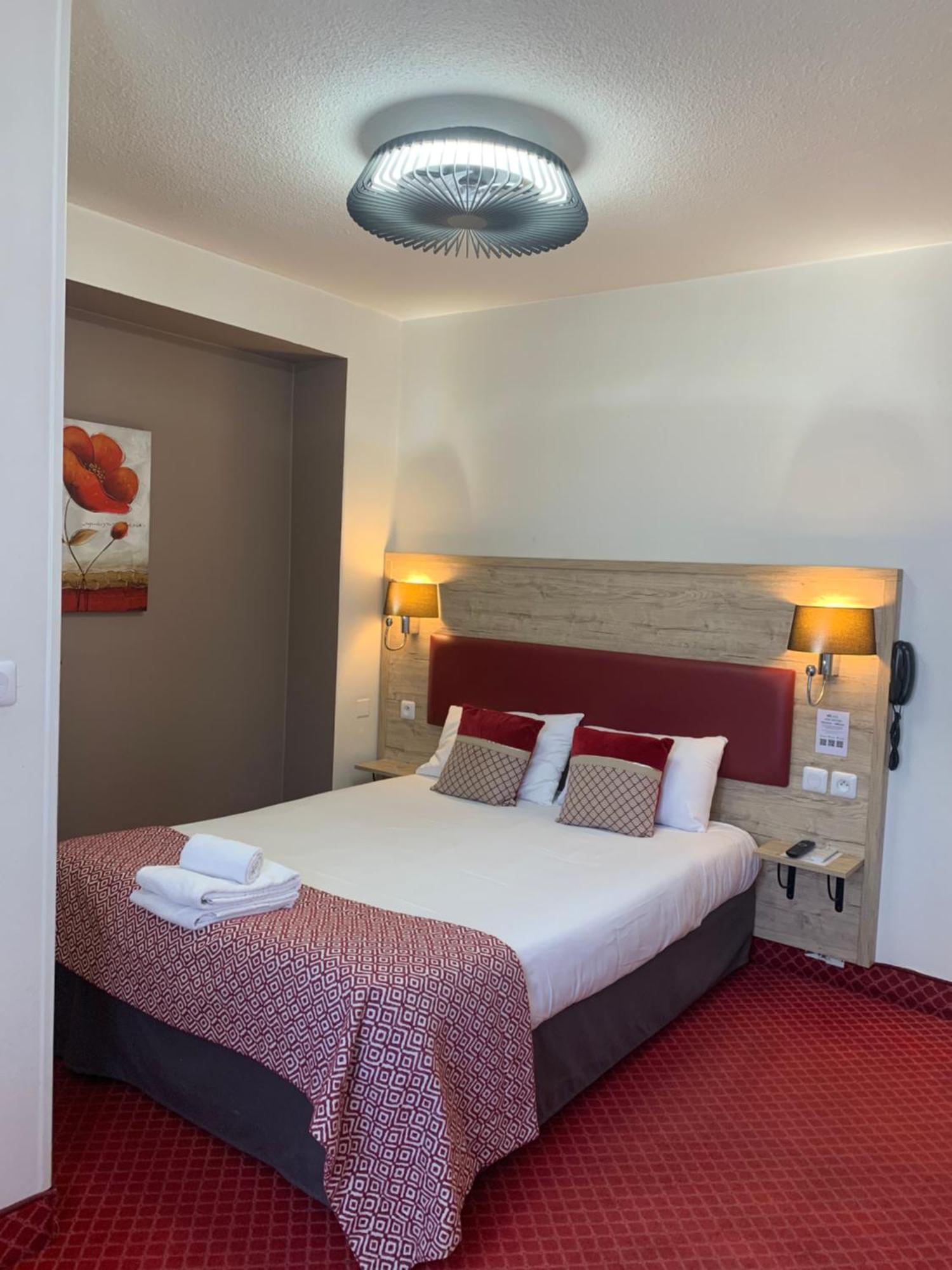 Brit Hotel Bleu Nuit Saintes Εξωτερικό φωτογραφία