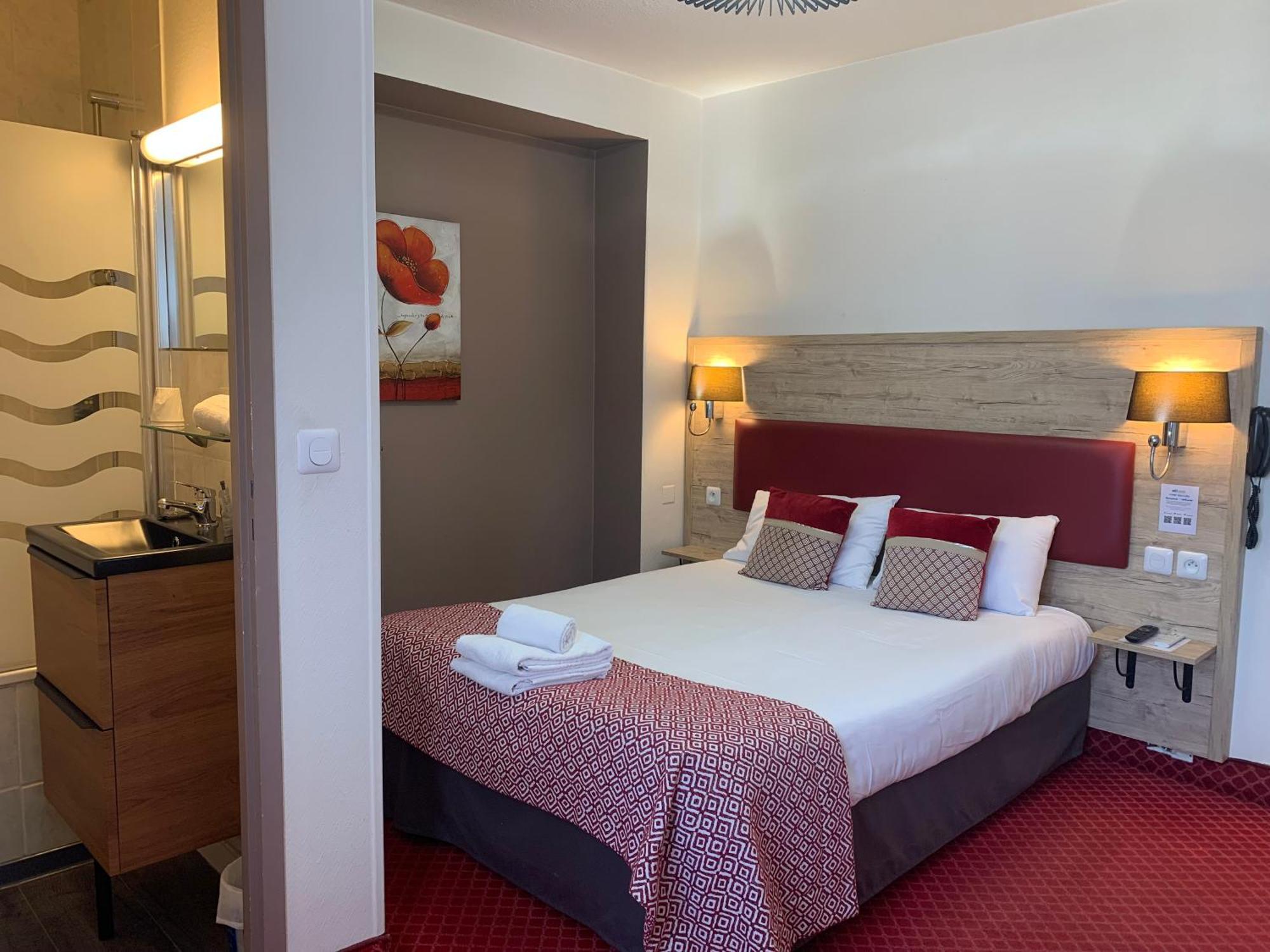 Brit Hotel Bleu Nuit Saintes Εξωτερικό φωτογραφία