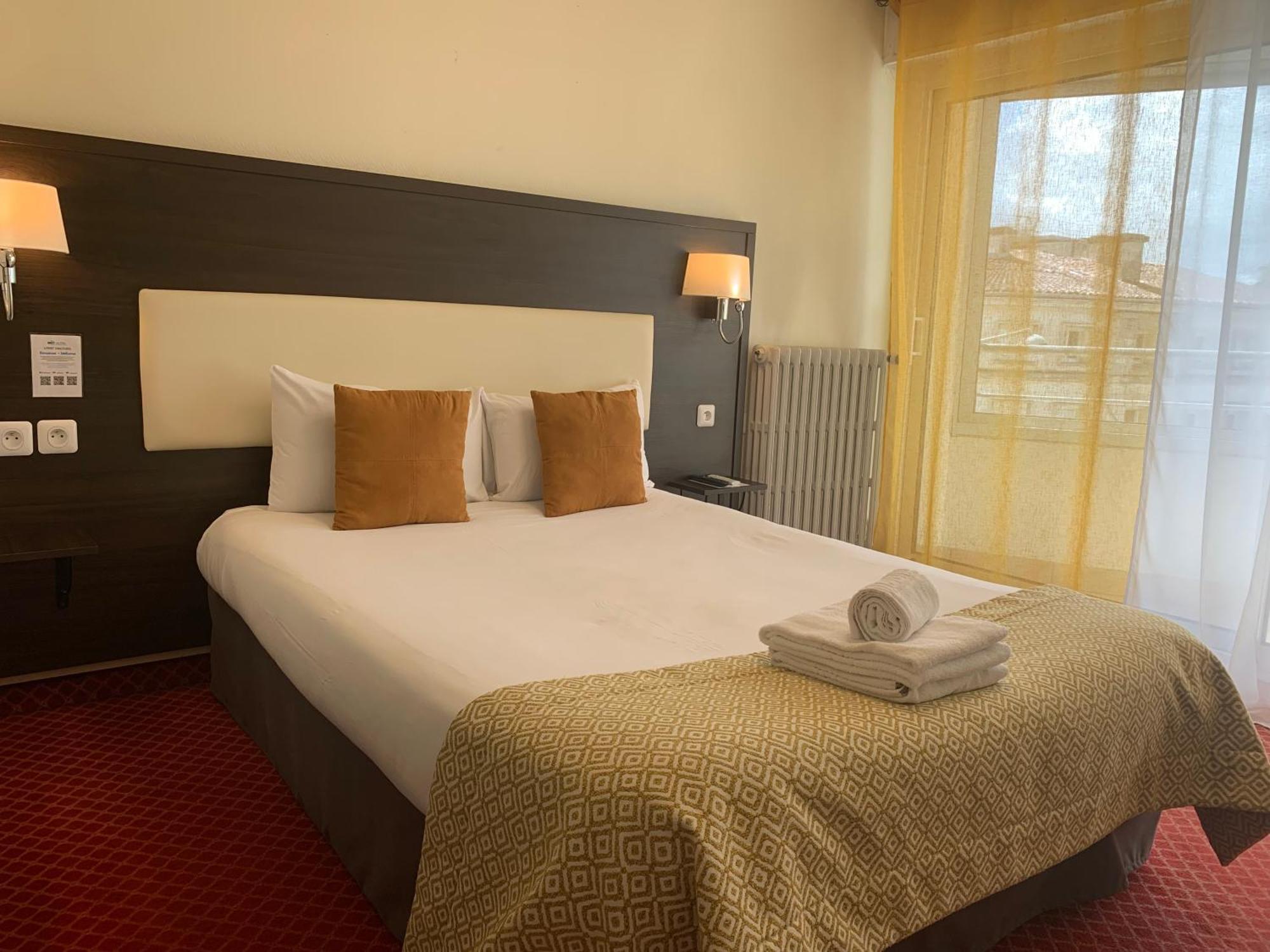 Brit Hotel Bleu Nuit Saintes Εξωτερικό φωτογραφία