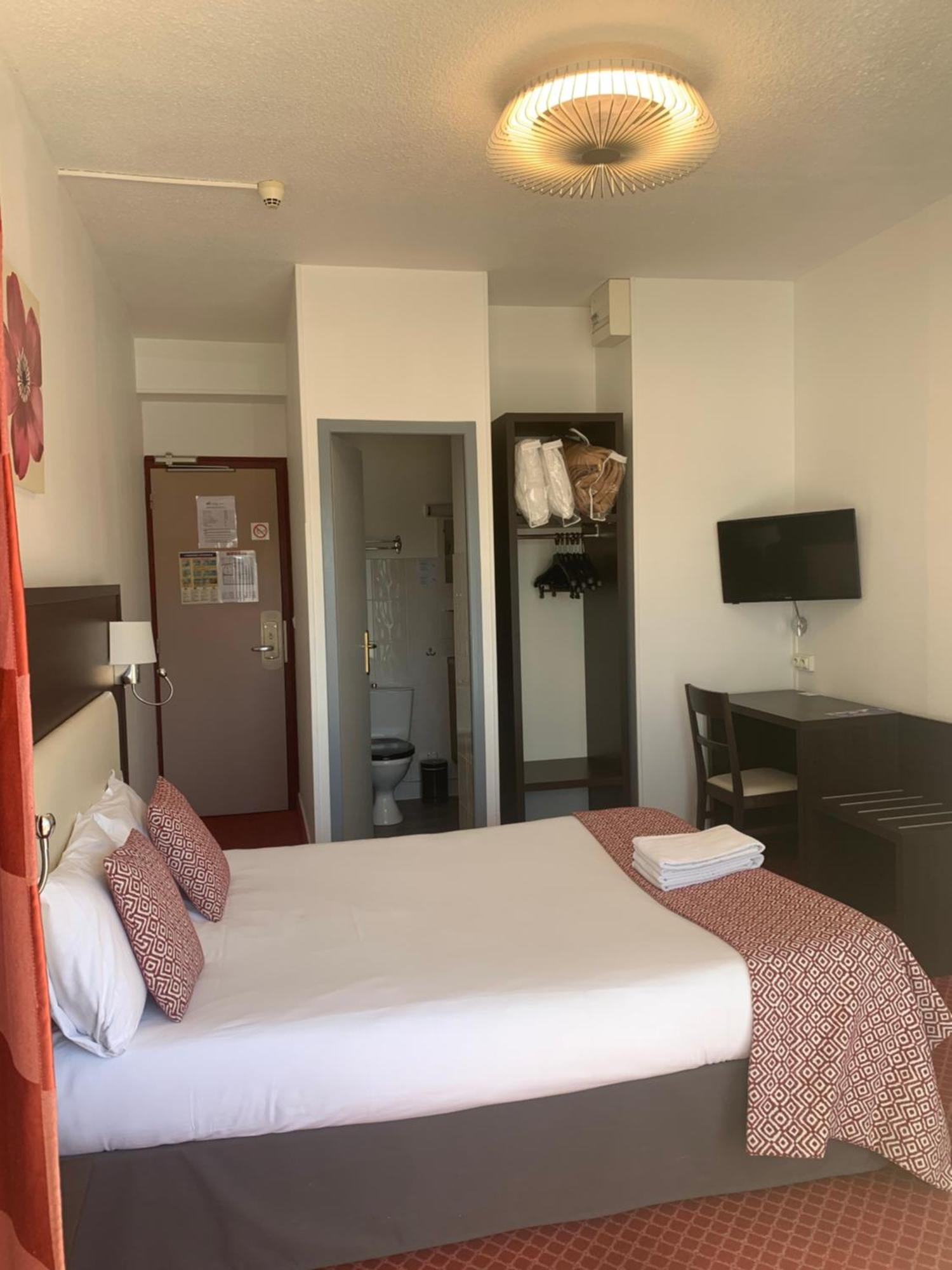 Brit Hotel Bleu Nuit Saintes Εξωτερικό φωτογραφία