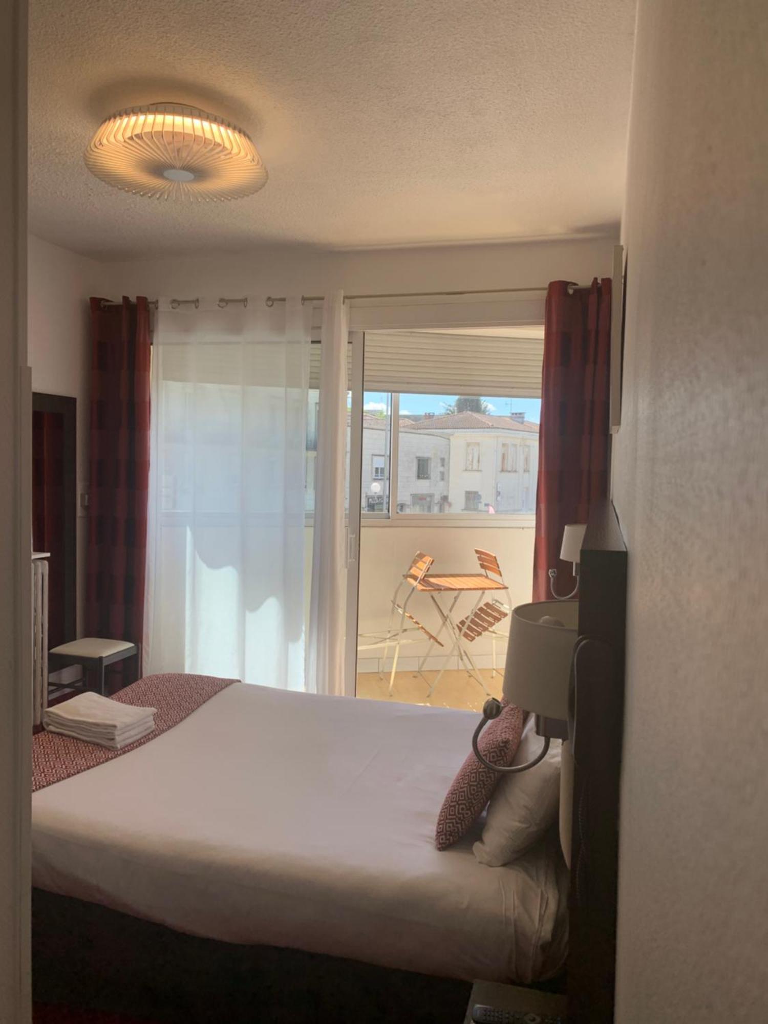 Brit Hotel Bleu Nuit Saintes Εξωτερικό φωτογραφία